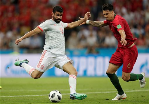 电讯报：纽卡有意引进小将斯密特，该球员非常乐意在一月加盟